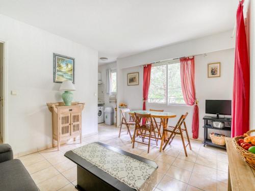 Televisyen dan/atau pusat hiburan di Mougins Hideaway for 4 Guests
