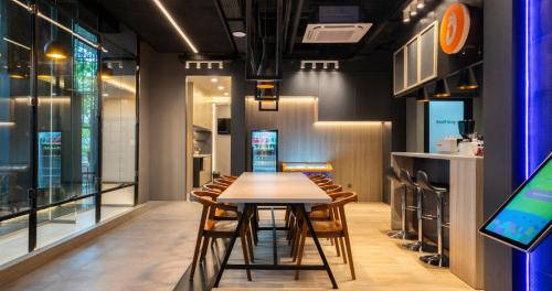a dining room with a table and chairs at CRiB by Bobobox, Kuningan, Jakarta in Jakarta