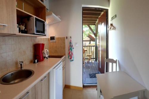 eine Küche mit Spüle und Arbeitsplatte in der Unterkunft Bungalow in Kolczewo with parking space in Kołczewo