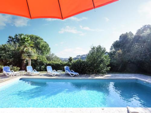 Piscina de la sau aproape de Provencal Holiday Home in Bormes-les-Mimosas with Pool
