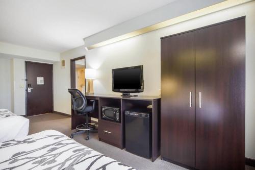 Televisyen dan/atau pusat hiburan di Sleep Inn & Suites Columbus