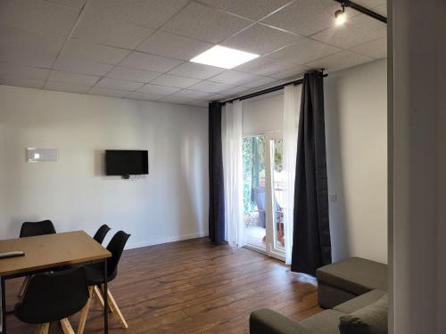 Una sala de estar con una mesa y un televisor. en Private room, en Alicante