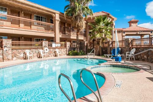 une piscine devant un complexe hôtelier dans l'établissement Quality Inn & Suites Las Cruces - University Area, à Las Cruces