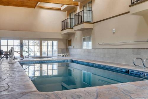 an indoor swimming pool with a large swimming poolvisor at Comfort Inn Albuquerque Airport in Albuquerque