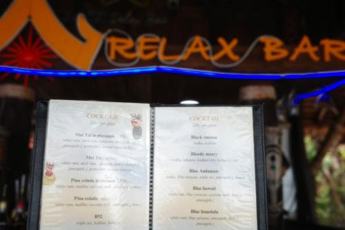 Et logo, certifikat, skilt eller en pris der bliver vist frem på Phi Phi Relax Beach Resort