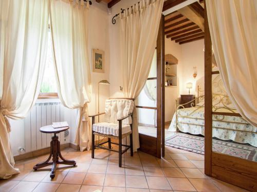 En eller flere senge i et værelse på Luxurious, cozy apartment with pool near Cortona in Tuscany versatile