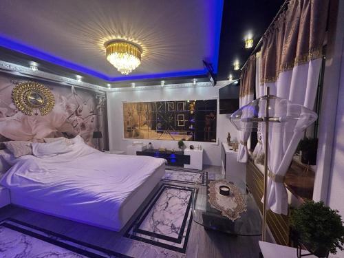 una camera da letto con un letto e una vasca da bagno di Willa Apartament Prestige z sauną i siłownią na wyłączność a Żołynia