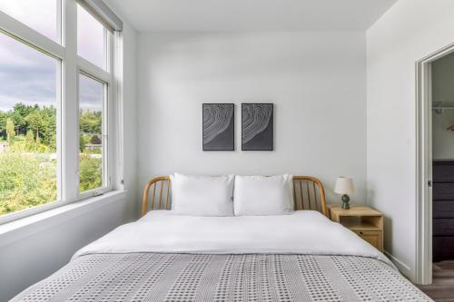 Postel nebo postele na pokoji v ubytování Blueground Downtown rooftop nr Marymoor Park SEA-896