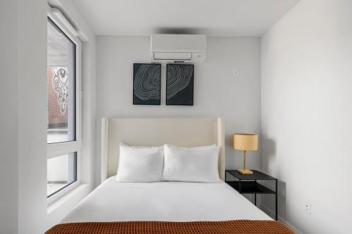 Ένα ή περισσότερα κρεβάτια σε δωμάτιο στο Blueground Williamsburg view nr East River NYC-1958