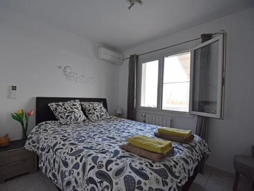 Un dormitorio con una cama con dos almohadas y una ventana. en Villa in Le Grau du Roi near Flamingo Lagoon, en Le Grau-du-Roi