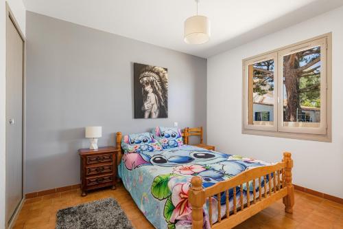 a bedroom with a bed and a window at L'Oasis Occitane - Piscine Privée in Le Grau-dʼAgde