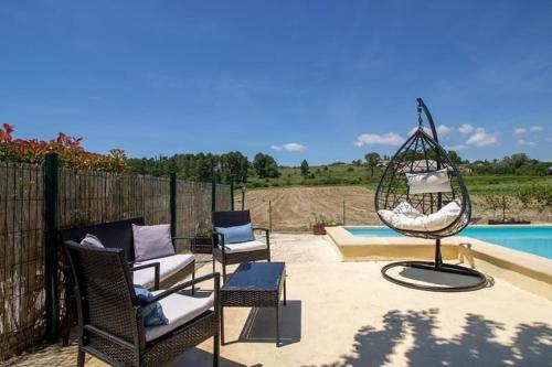 Bazén v ubytování Attractive holiday home with shared pool in the Luberon nebo v jeho okolí