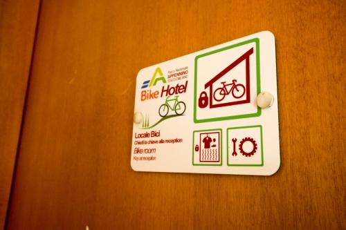 Un certificado, premio, letrero u otro documento en Albergo Il Sicomoro