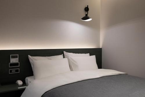 Postel nebo postele na pokoji v ubytování Aank Hotel Suwon Station