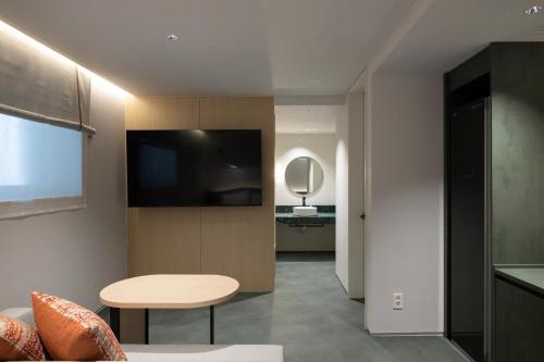 TV a/nebo společenská místnost v ubytování Aank Hotel Suwon Station