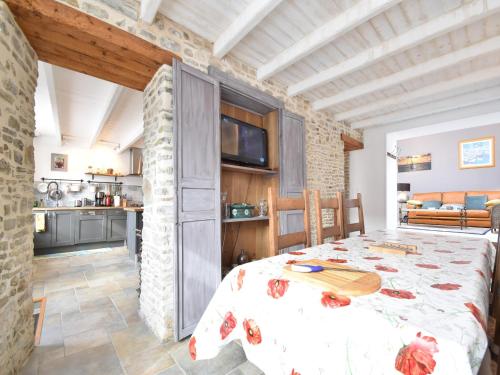 Quiet Normandy Retreat في Saint-Rémy-des-Landes: مطبخ وغرفة طعام مع طاولة