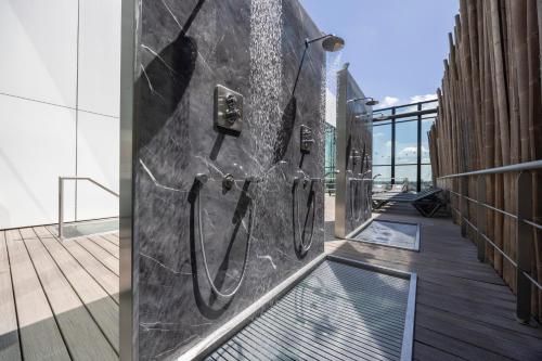 a metal wall with horseshoes on the side of a building at Fletcher Wellness-Hotel Leiden in Leiden