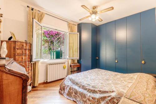 Saltoにあるwooden house-5 bedsの青い壁のベッドルーム1室、ベッド1台、窓が備わります。