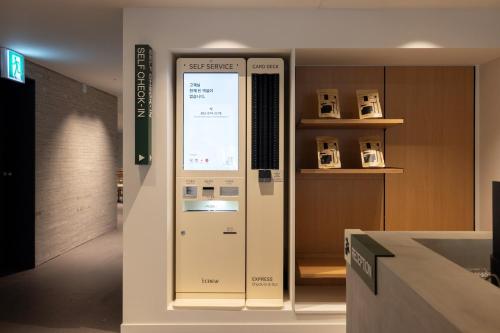 Kuchyň nebo kuchyňský kout v ubytování Aank Hotel Suwon Station