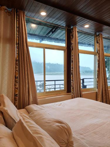 Postel nebo postele na pokoji v ubytování Meeram Ganga, A Heritage Stay by the Ganges at Triveni Ghat