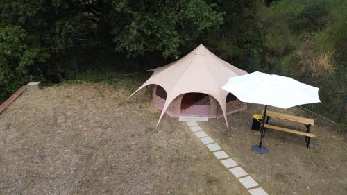 an overhead view of a tent and a bench at B&B dell'Aviatore in San Liberato