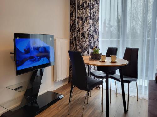 Televisyen dan/atau pusat hiburan di Comfy apartment near the sea in Gąski