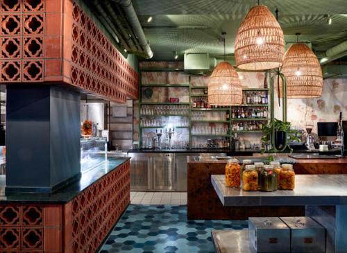 a kitchen with a counter in a restaurant at Numa Frankfurt Blau in Frankfurt/Main