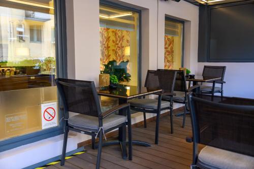 a row of chairs and tables in a restaurant at Garni Hotel Zenit in Novi Sad