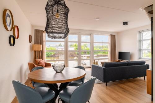a living room with a table and chairs at Dormio Waterpark Langelille in Langelille