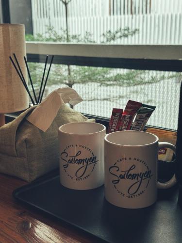 Kemudahan buat kopi dan teh di Sailomyen Hostel