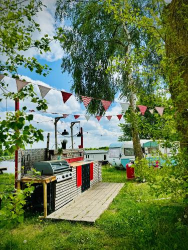 Taman di luar Stover Strand Camping