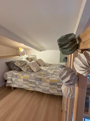 Llit o llits en una habitació de LE ST GUILHEM