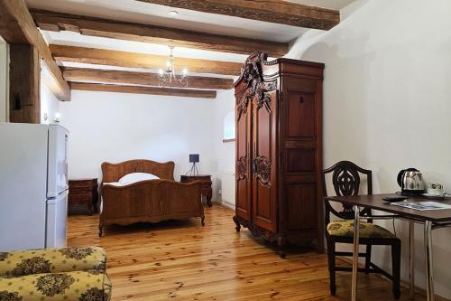 Ένα ή περισσότερα κρεβάτια σε δωμάτιο στο Karczma Ostoya