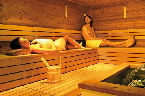クラムザッハにあるChalet in the Seeblick campsite in Kramsachのサウナに座っている男性と女性