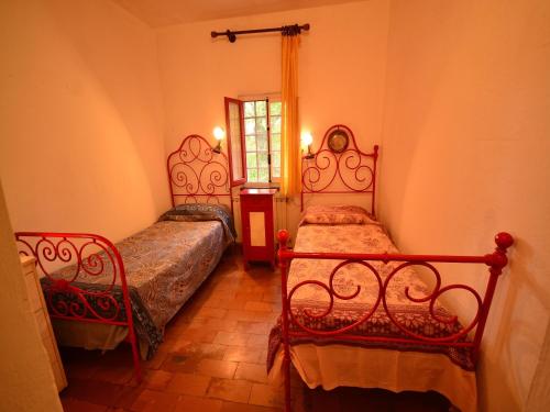 a bedroom with two beds and a window at Holiday Home with Garden and shared pool in Migliorini
