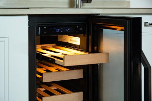 an open oven filled with lots of wine bottles at Vento Verde Apartments in Sperlonga