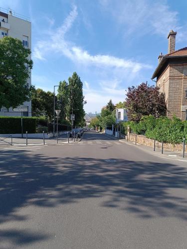 an empty street in a town with trees and buildings at Coin paradisien à 10 MINUTES de paris in Meudon