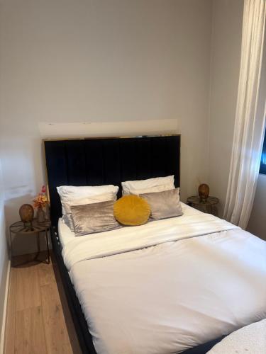 a large bed with a black headboard in a bedroom at Cosy appartement in Antwerp