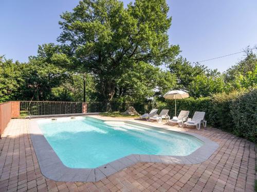 Πισίνα στο ή κοντά στο Stone House St Denis with Pool & Views