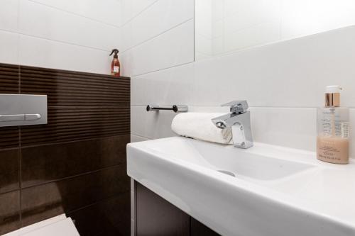 un bagno bianco con lavandino e specchio di Apartament Kraków & Cracow Apartment 70m2 a Skorka