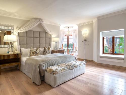 Postel nebo postele na pokoji v ubytování Heinitzburg Boutique Hotel