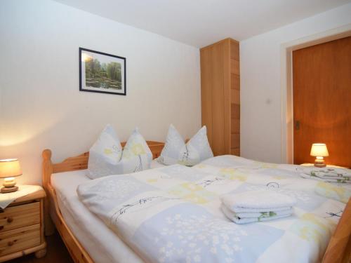 ベストヴィヒにあるHoliday home in Ramsbeck with gardenの白いシーツと枕が備わったベッドのある寝室
