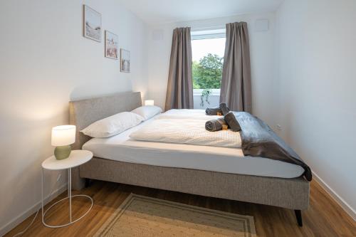 una camera da letto con un letto e una finestra di Sailor's Cabin - Neues und zentrales Apartment von STAY YOUR WAY a Bremerhaven