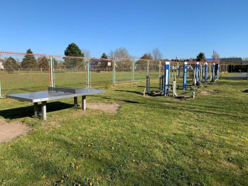 un parc avec un banc dans l'herbe dans l'établissement Beautiful holiday home, 2 bedrooms, Mielenko, à Mielenko