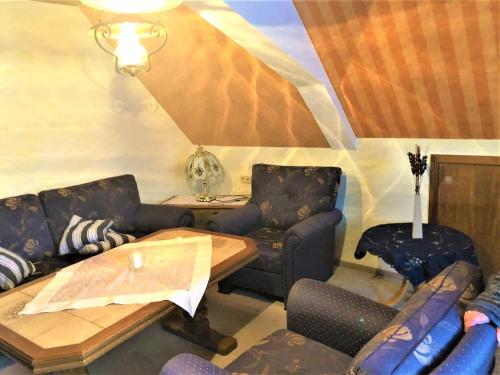 un soggiorno con un divano, un tavolo e delle sedie di Ferienwohnung in Lauterbach im Schwarzwald a Lauterbach