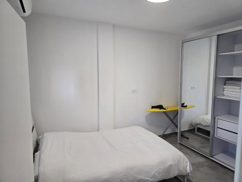 Ένα ή περισσότερα κρεβάτια σε δωμάτιο στο GK Apartments Mesika