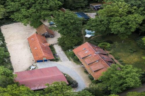 einen Blick über eine Gruppe von Gebäuden und Bäumen in der Unterkunft Ferienwohnung in Dorfmark in Dorfmark