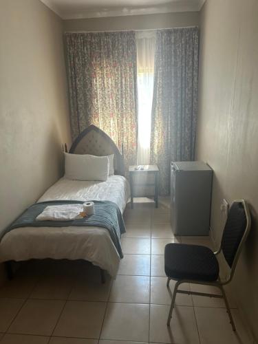 Ein Bett oder Betten in einem Zimmer der Unterkunft C'est Si Bon Accommodation at 73 Geyser, Mokopane