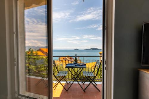 Una habitación con vista al mar desde un balcón. en Lamar Residenza al Mare di Tellaro, en Lerici