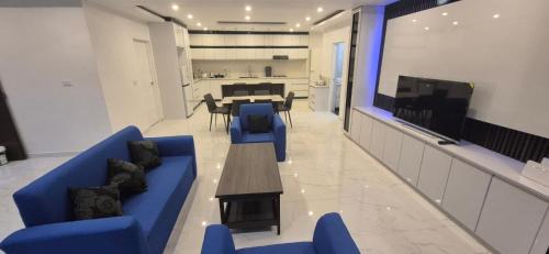 Una televisión o centro de entretenimiento en Namadi Executive Stay